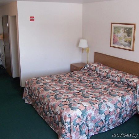 Budget Host Inn & Suites North Branch Quarto foto